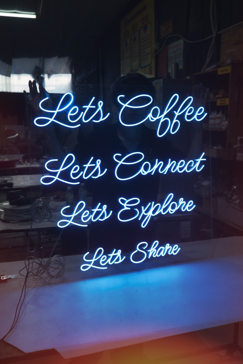 Biển hiệu neon chữ Lets Coffee theo font viết tay tại cửa hàng