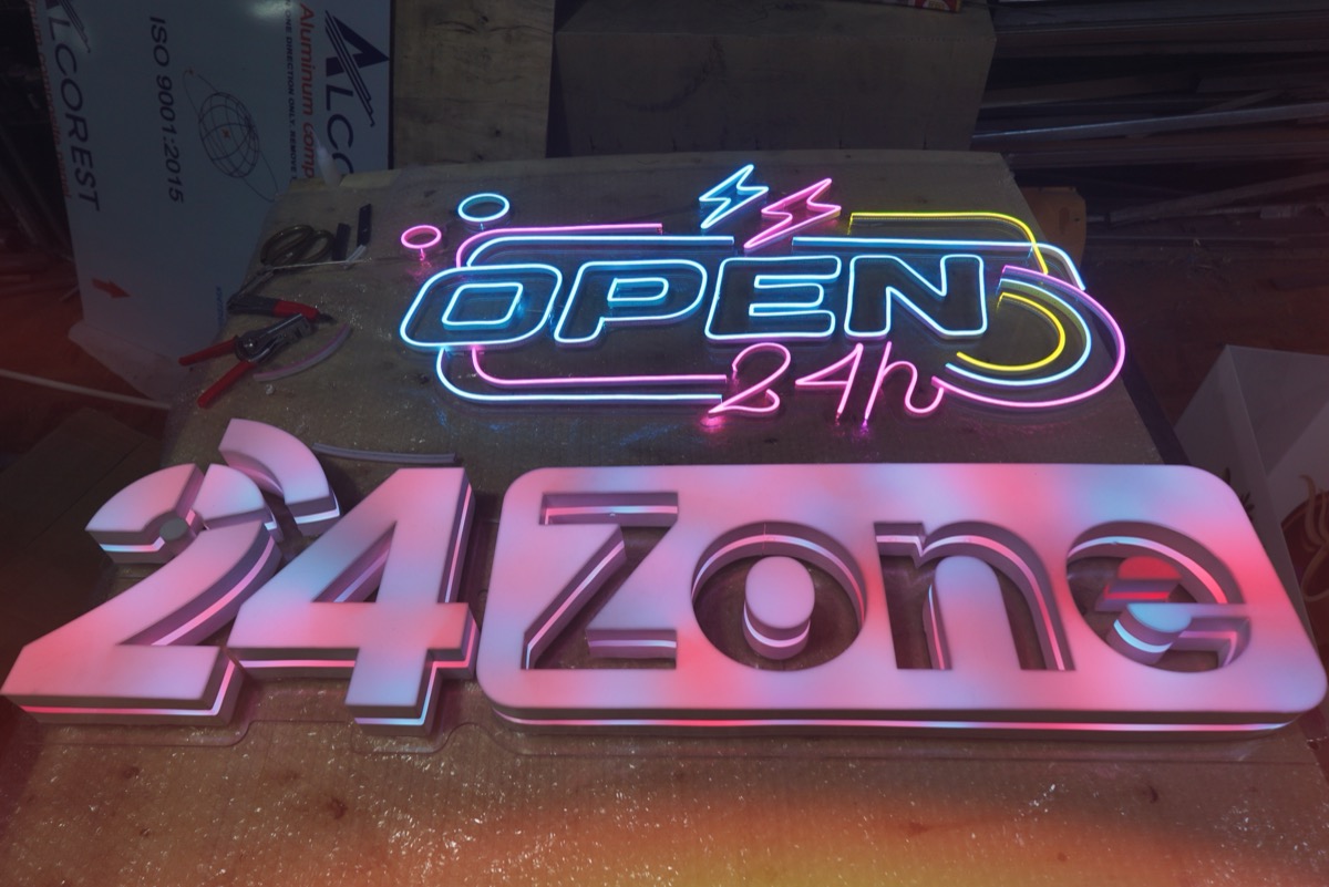 Biển hiệu neon chữ Open 24h kết hợp chữ nổi tại cửa hàng