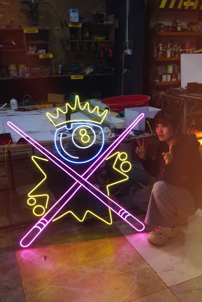 Đèn neon theo yêu cầu: neon hình bida vương miện hai màu uốn theo thiết kế