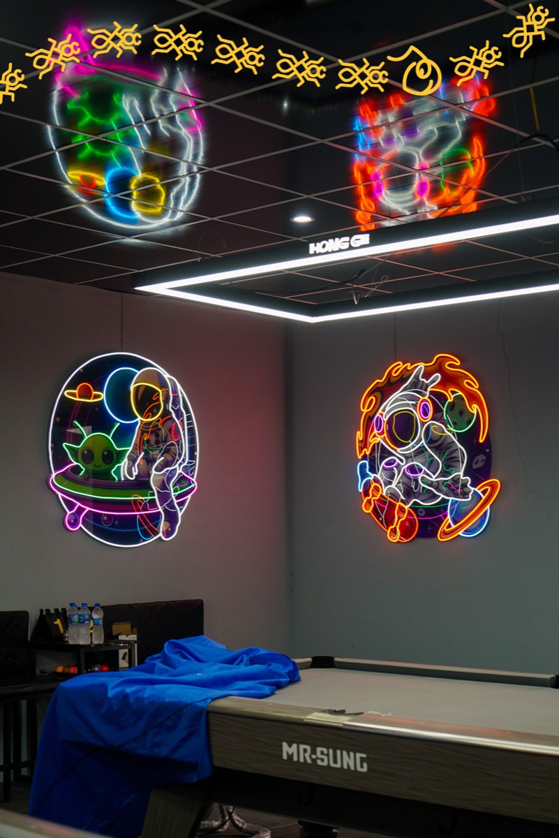 Đèn neon theo yêu cầu: bộ neon hình chủ đề vũ trụ trong phòng bida