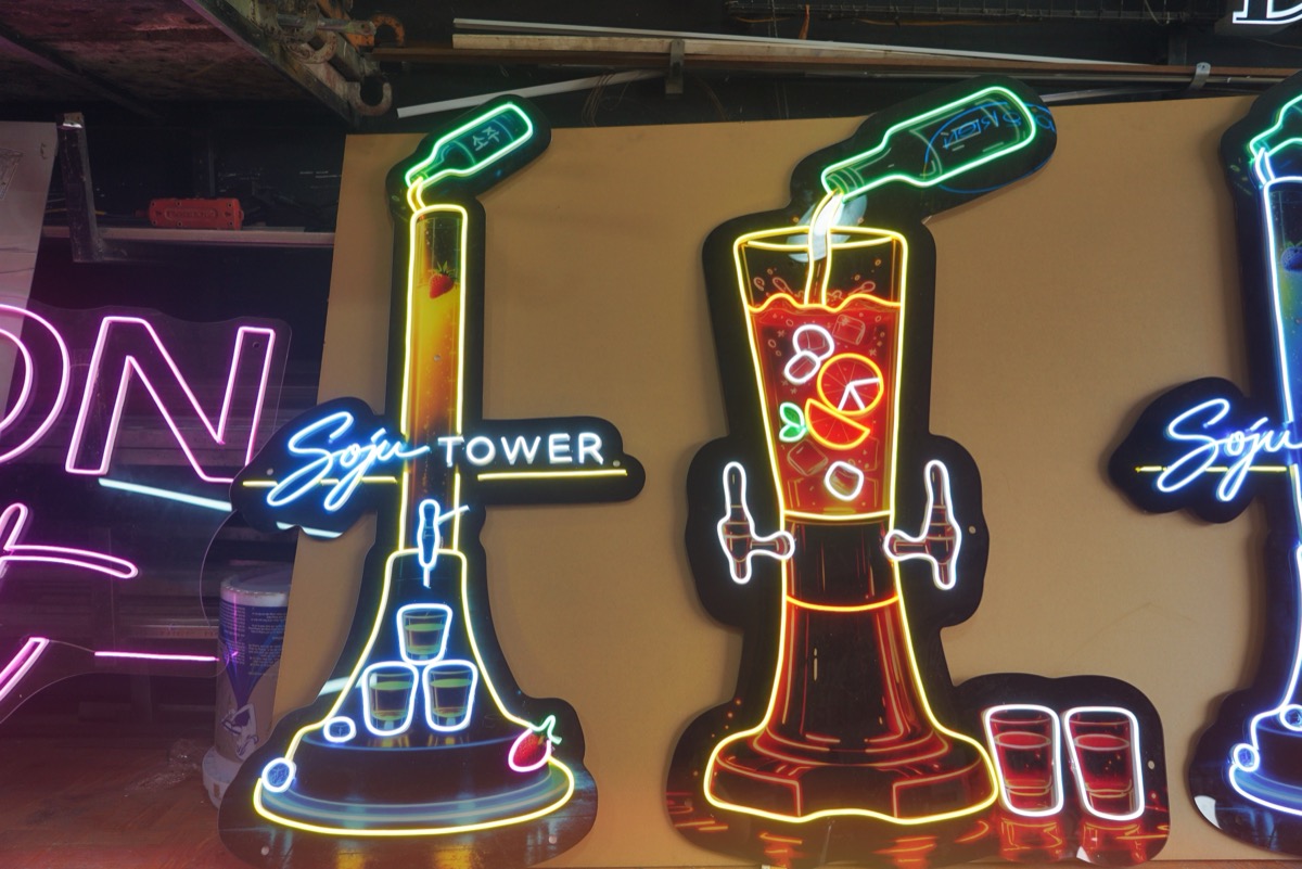 Đèn neon theo yêu cầu: neon hình tháp soju cho nhà hàng Hàn Quốc
