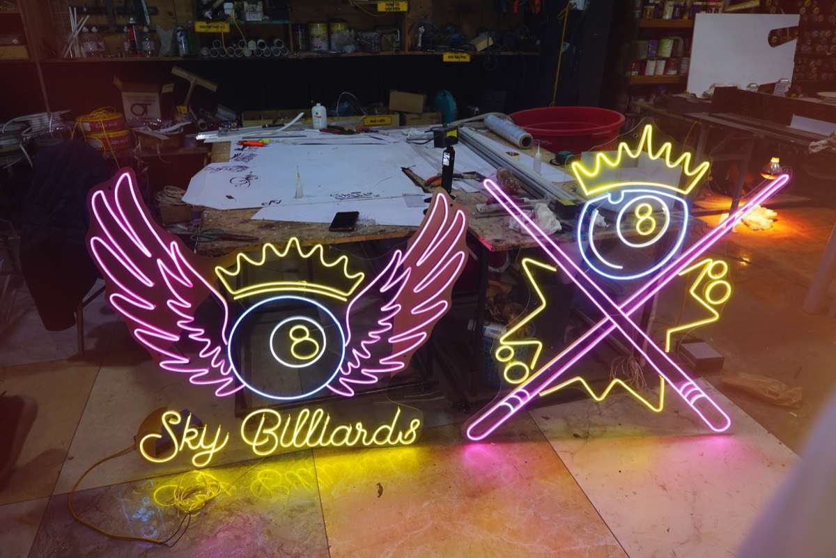 Biển hiệu neon hình logo Sky Billiards uốn tại xưởng