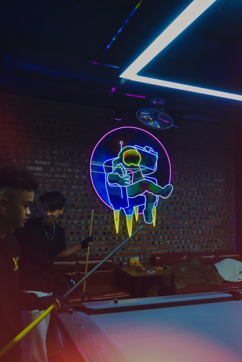 Đèn neon theo yêu cầu: neon phi hành gia hoàn thiện trong phòng bida