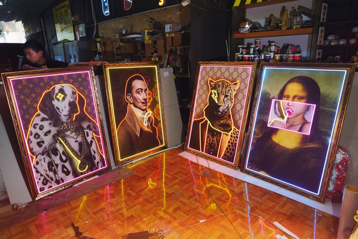 Tranh neon chân dung kết hợp khung viền đèn neon theo yêu cầu