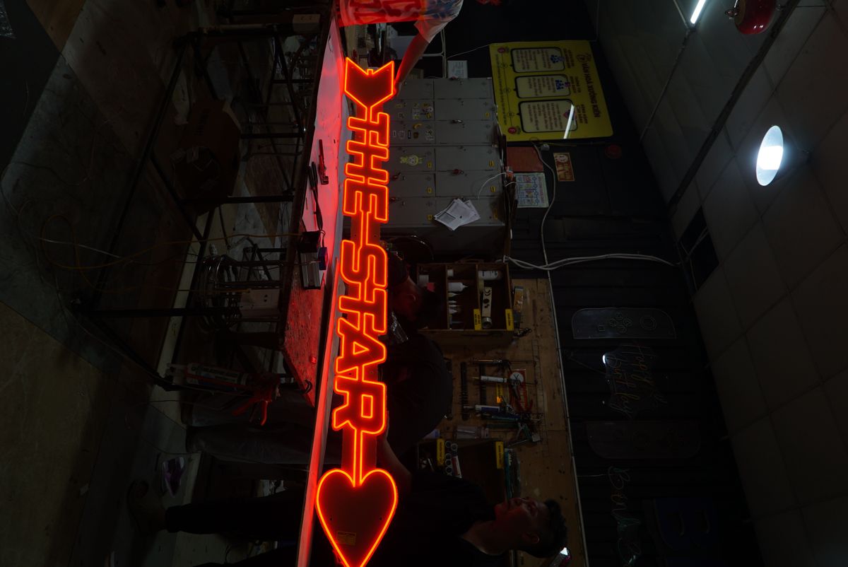 Tranh neon chữ The Star hình mũi tên sản xuất tại xưởng Xưởng Kiến