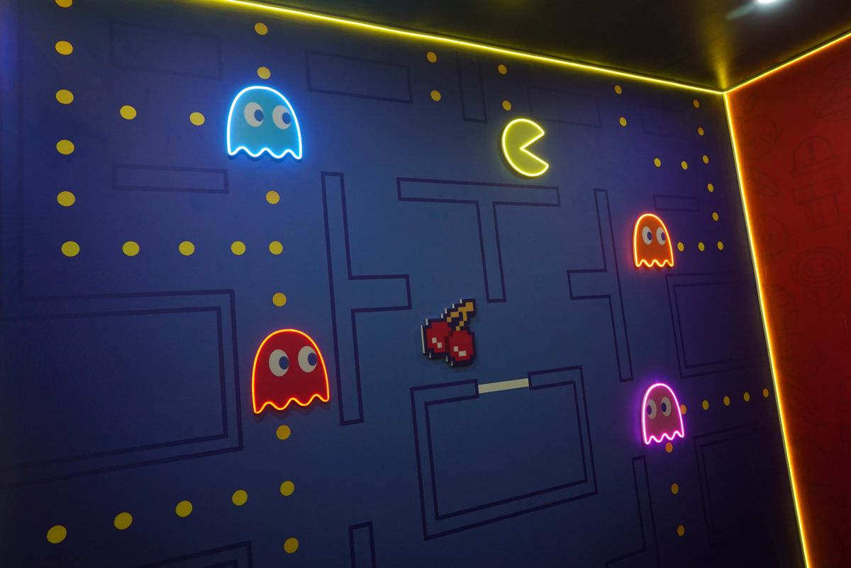 Tranh neon trang trí hình Pacman ma nhiều màu chủ đề game