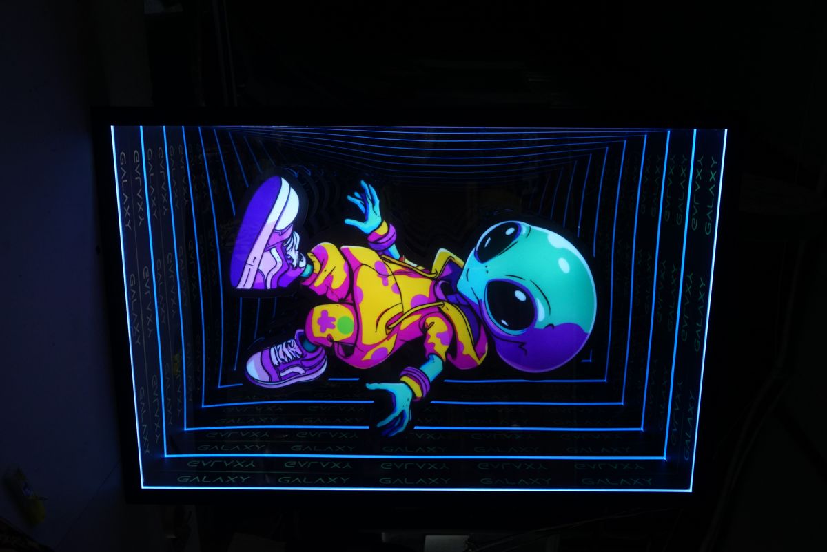 Tranh neon trang trí hình người ngoài hành tinh chủ đề vũ trụ