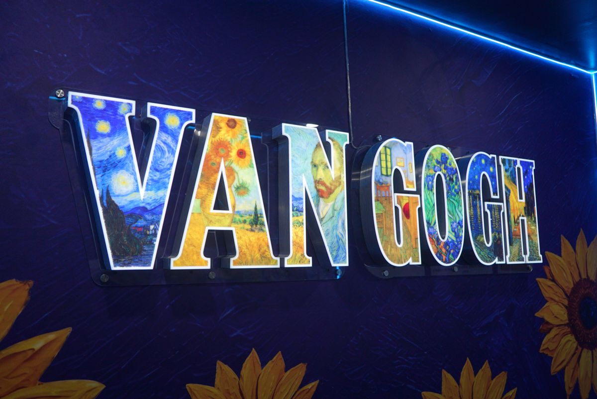 Tranh đèn chữ Van Gogh in tranh danh hoạ kết hợp viền neon