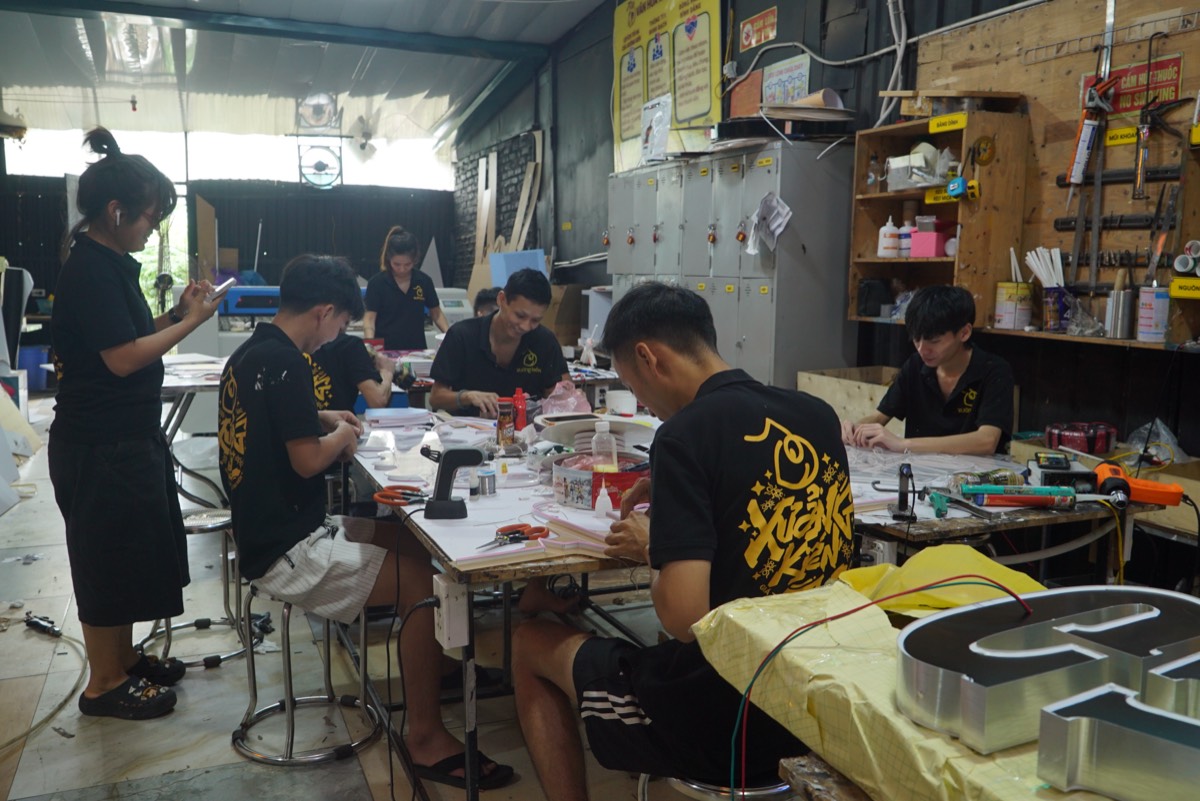Thi Công Biển Hiệu Và Decor Trưng Bày Cho Zero Gallery Hà Nội 10 Đội ngũ Xưởng Kiến gia công chữ nổi kim loại tại xưởng sản xuất