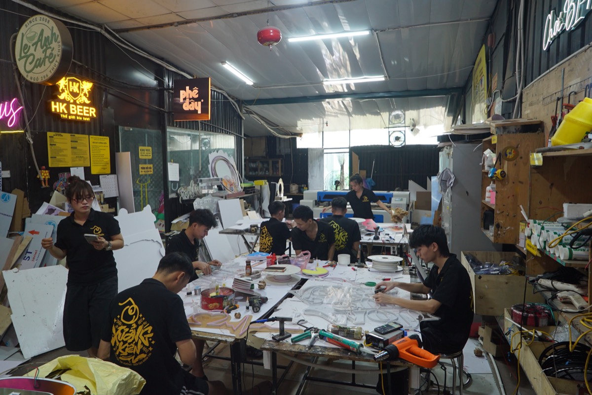 Thi Công Biển Hiệu Và Decor Trưng Bày Cho Zero Gallery Hà Nội 9 Xưởng sản xuất biển hiệu Xưởng Kiến với nhiều dự án đang thi công cùng lúc