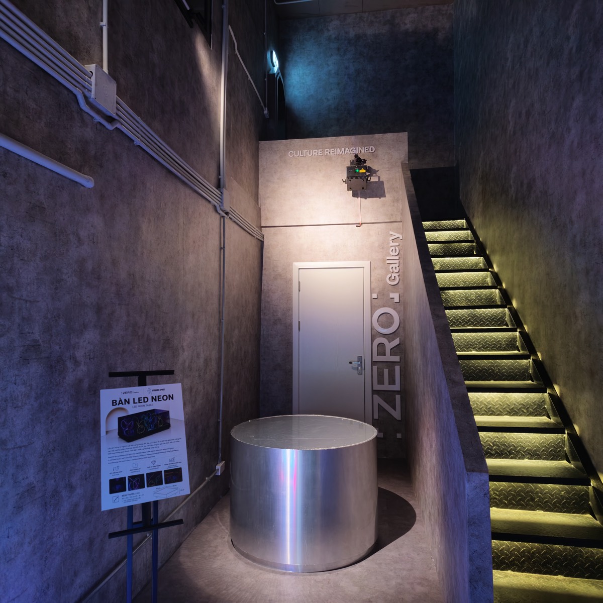 Thi Công Biển Hiệu Và Decor Trưng Bày Cho Zero Gallery Hà Nội 8 Cầu thang với chữ nổi ZERO Gallery và bàn LED neon trưng bày