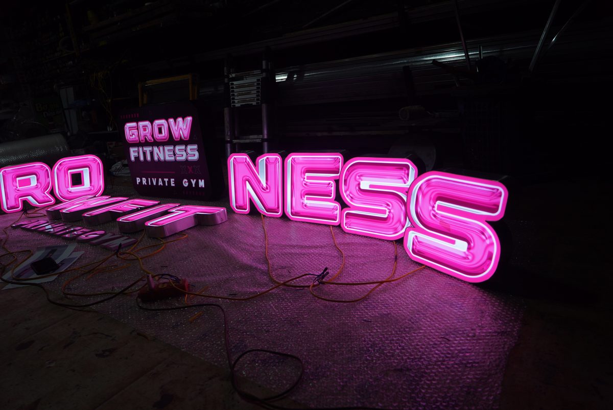 Bảng Hiệu Phòng Gym Grow Fitness Private Gym Tại Vinhomes Smart City 6 Góc nhìn chéo hệ chữ Grow Fitness Private Gym đang thử sáng