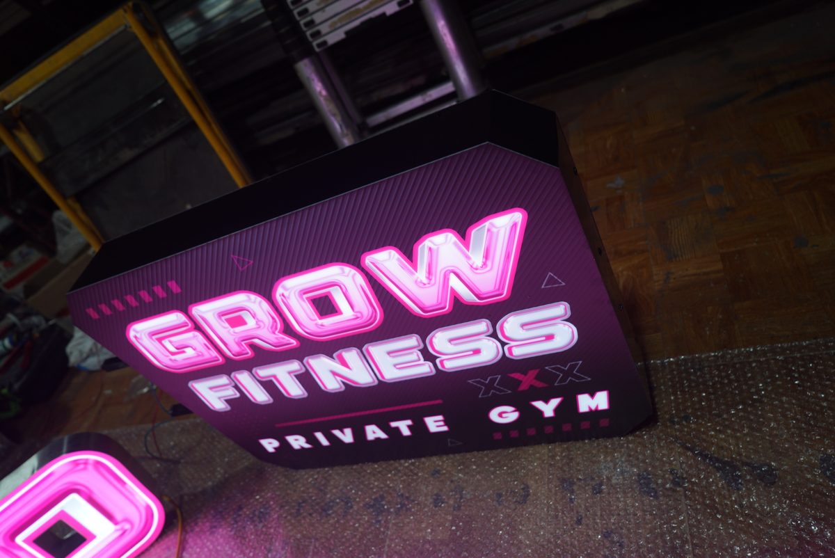 Bảng Hiệu Phòng Gym Grow Fitness Private Gym Tại Vinhomes Smart City 9 Biển vẫy Grow Fitness Private Gym nhìn nghiêng trong xưởng
