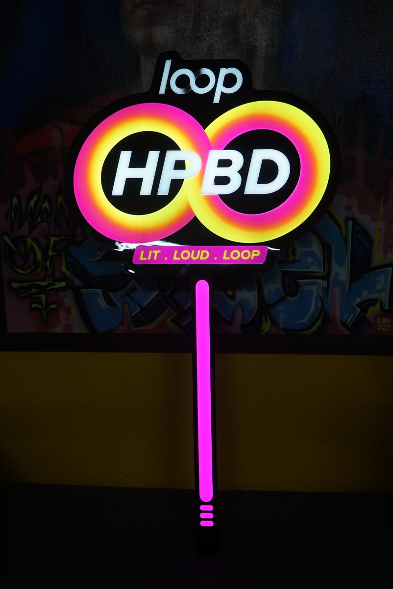 Bảng LED cầm tay Happy Birthday cho quán bar, nhà hàng 1 Bảng LED cầm tay Happy Birthday hình trái tim phát sáng