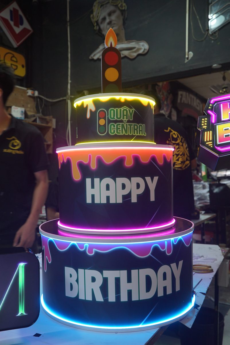 Bảng LED cầm tay Happy Birthday cho quán bar, nhà hàng 2 Bảng LED cầm tay Happy Birthday phối màu neon cho quán