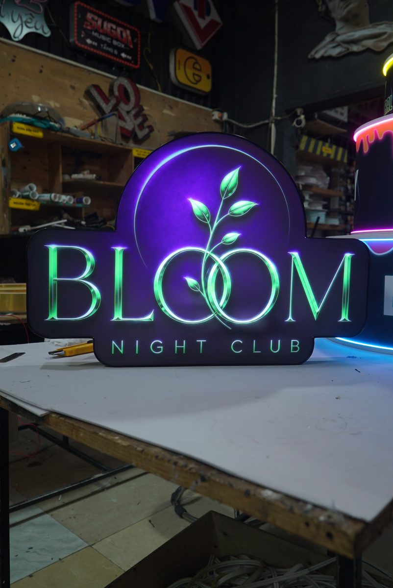 Bảng LED cầm tay Happy Birthday cho quán bar, nhà hàng 4 Bảng LED cầm tay logo quán được cá nhân hoá