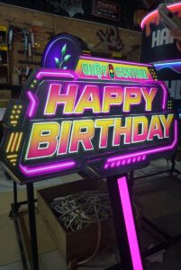 Bảng LED cầm tay Happy Birthday chữ neon nhiều màu