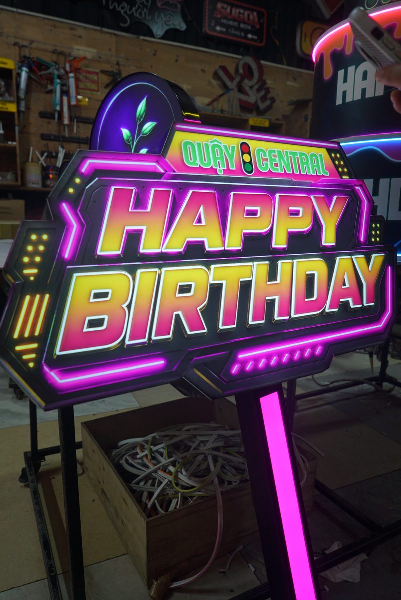 Bảng LED cầm tay Happy Birthday cho quán bar, nhà hàng 3 Bảng LED cầm tay Happy Birthday chữ neon nhiều màu
