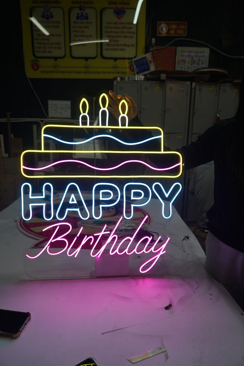 Bảng LED cầm tay Happy Birthday cho quán bar, nhà hàng 7 Mẫu bảng LED Happy Birthday cho không gian quán