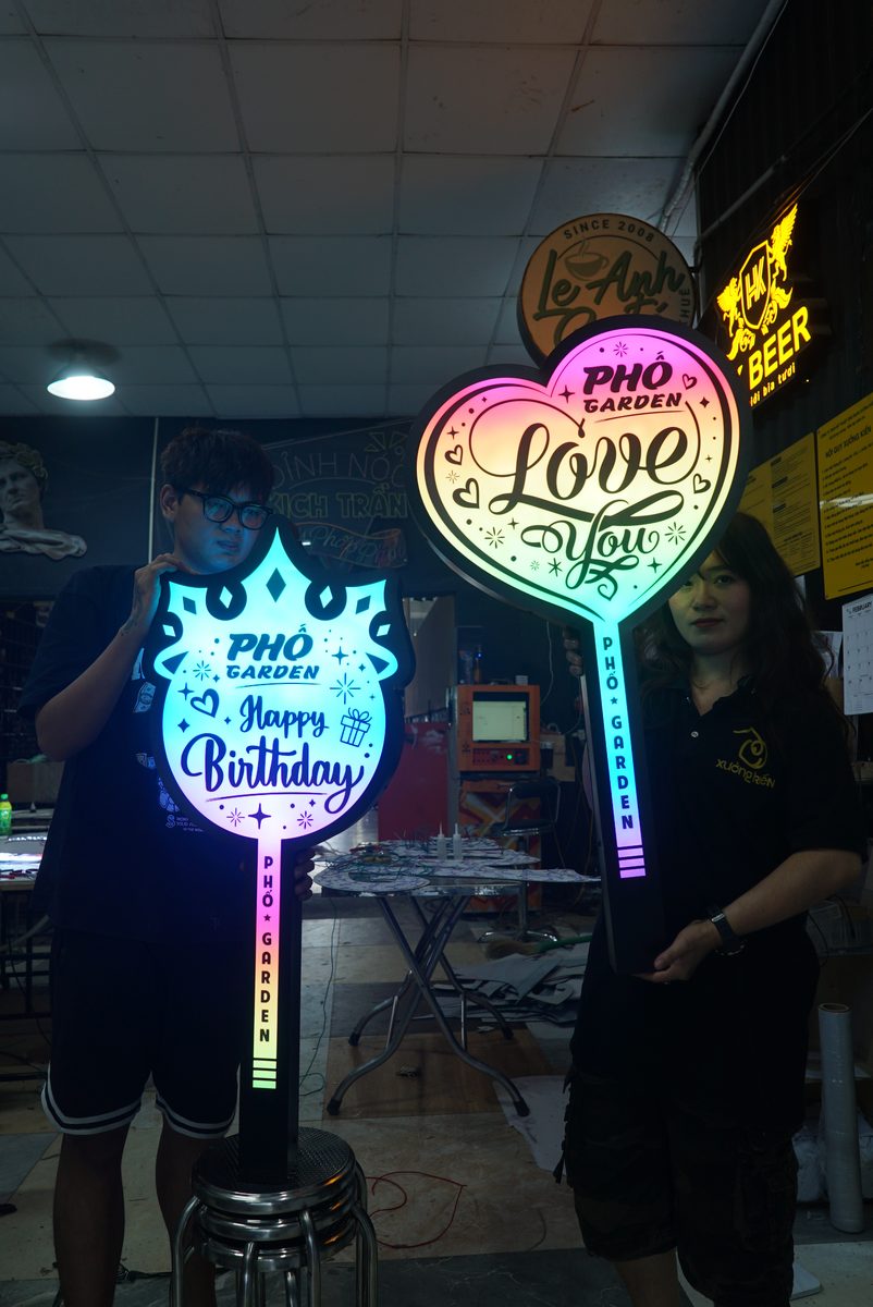 Bảng LED cầm tay Happy Birthday cho quán bar, nhà hàng 9 Các mẫu bảng LED cầm tay Happy Birthday và logo quán
