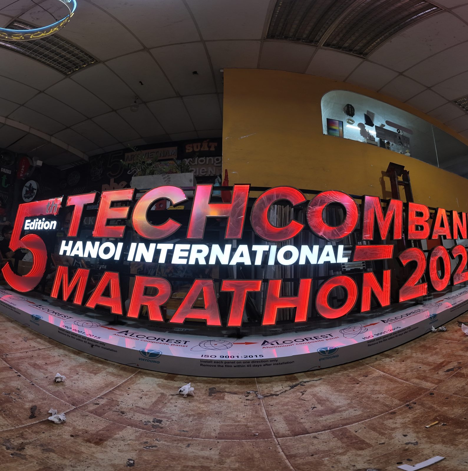 Thi công biển neon vô cực nổi khối cho khu check in Techcombank Hanoi International Marathon 2026 12 Biển chữ và chữ nổi khối tại Techcombank Marathon 2026