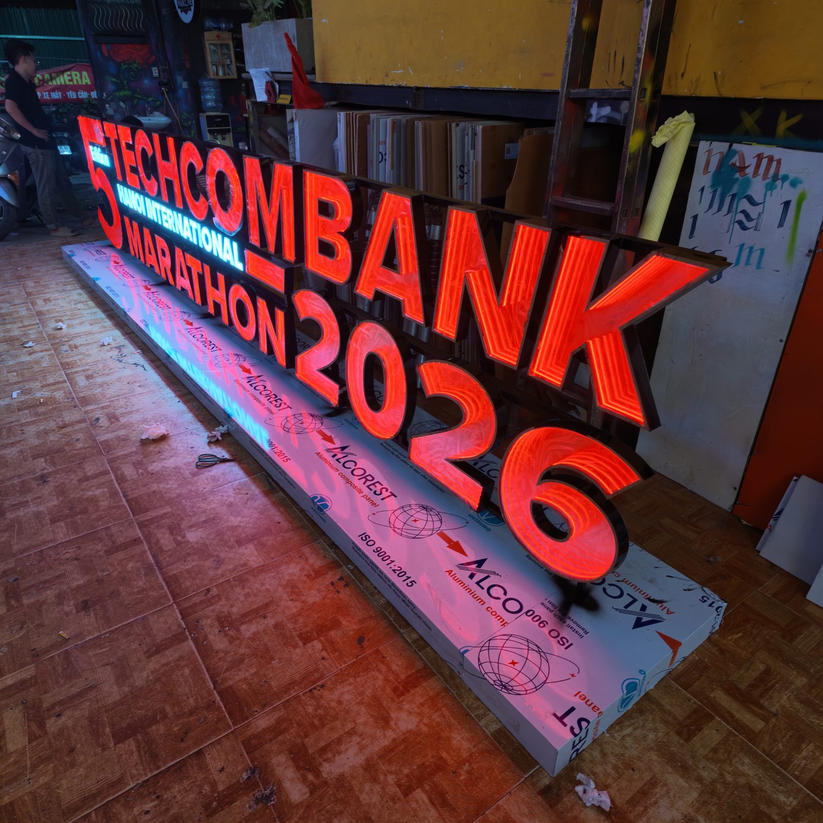 Thi công biển neon vô cực nổi khối cho khu check in Techcombank Hanoi International Marathon 2026