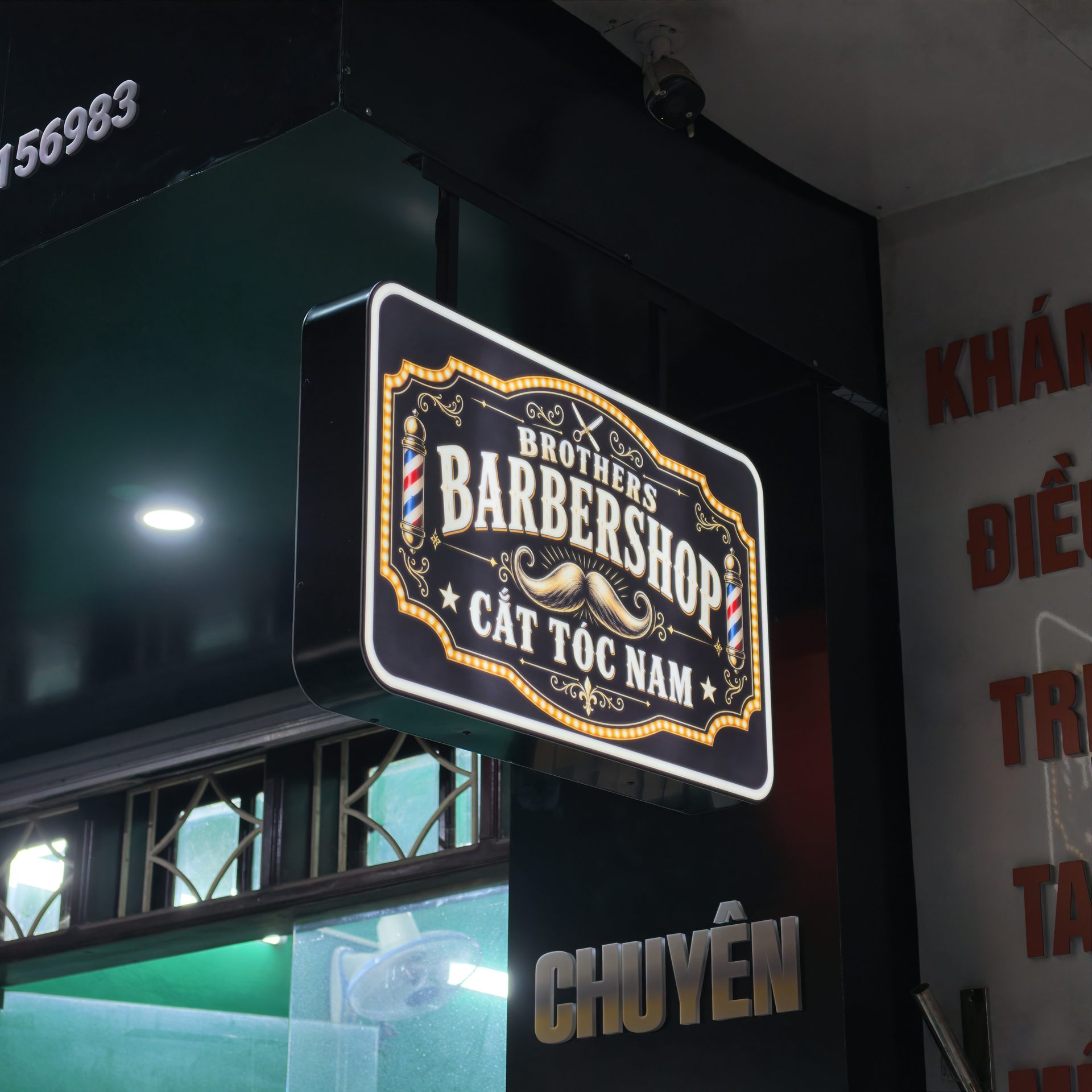Biển hiệu barbershop tại Bắc Ninh cho QT Brothers Barbershop 3 Biển vẫy Brothers Barbershop Cắt tóc nam tại công trình QT Brothers