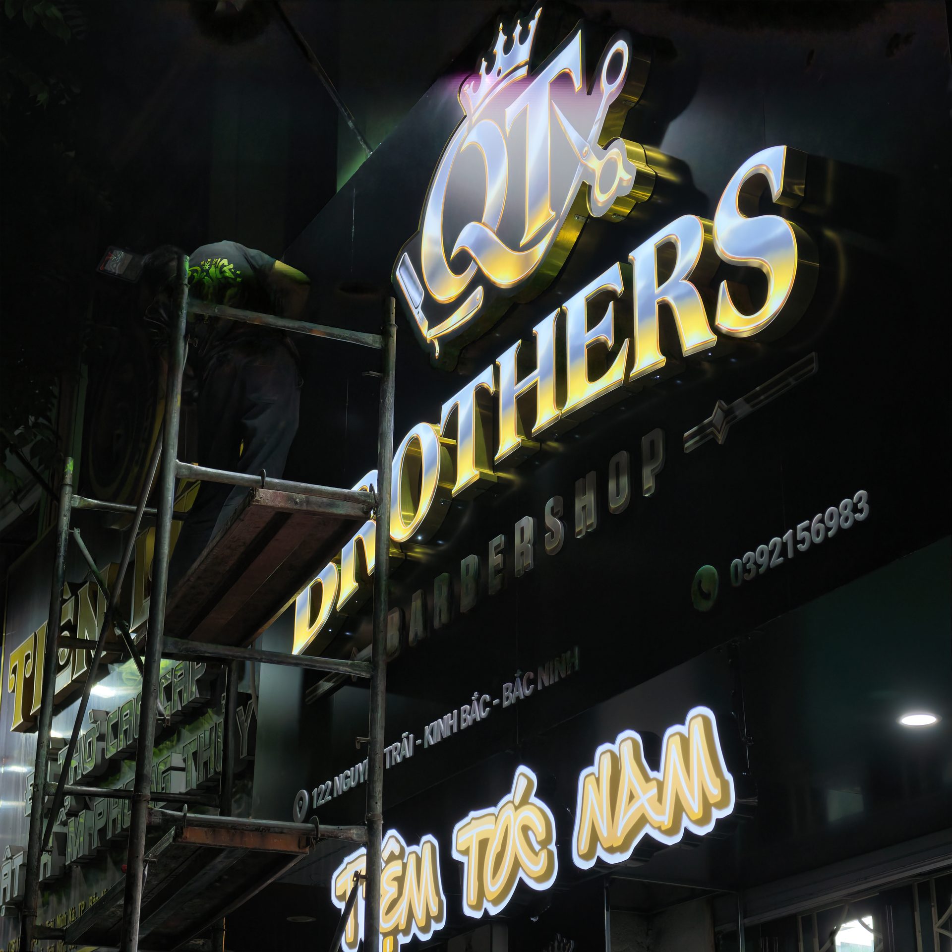 Biển hiệu barbershop tại Bắc Ninh cho QT Brothers Barbershop 4 Logo QT và bộ chữ Brothers trong quá trình hoàn thiện biển hiệu tại công trình