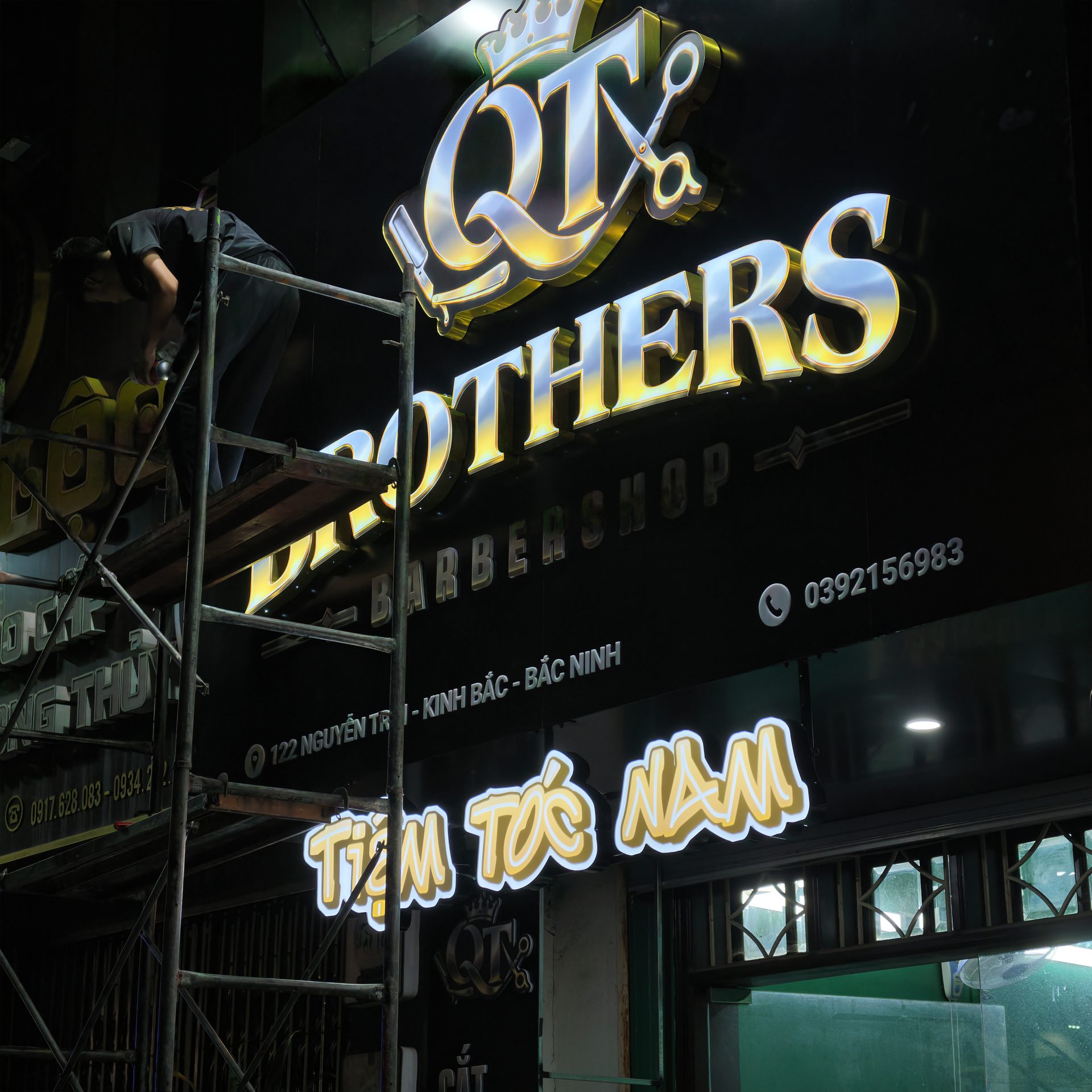 Biển hiệu barbershop tại Bắc Ninh cho QT Brothers Barbershop 7 Mặt tiền QT Brothers Barbershop trong quá trình hoàn thiện biển hiệu vào buổi tối