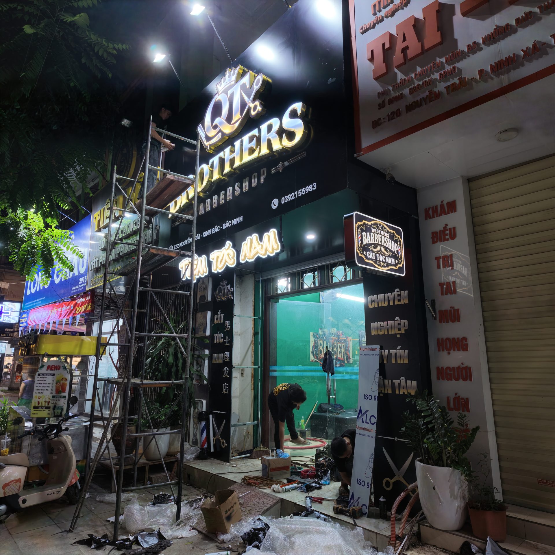 Biển hiệu barbershop tại Bắc Ninh cho QT Brothers Barbershop 2 Quá trình hoàn thiện biển hiệu QT Brothers Barbershop tại Bắc Ninh với thợ và giàn giáo tại công trình