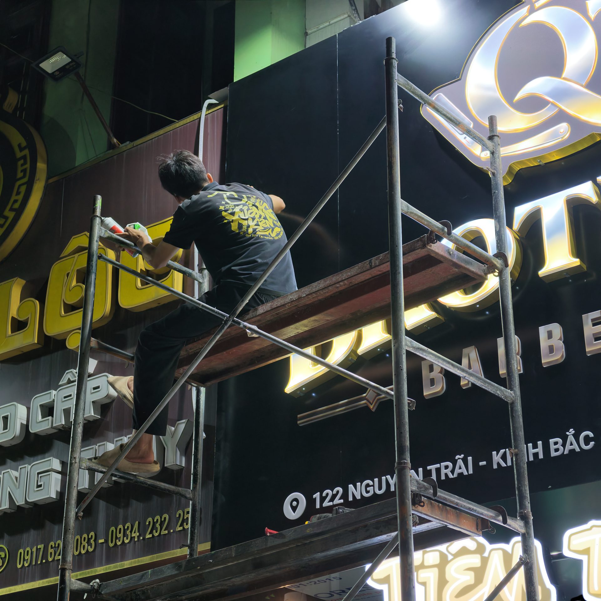 Biển hiệu barbershop tại Bắc Ninh cho QT Brothers Barbershop 8 Thợ hoàn thiện khu vực biển chính QT Brothers Barbershop tại công trình