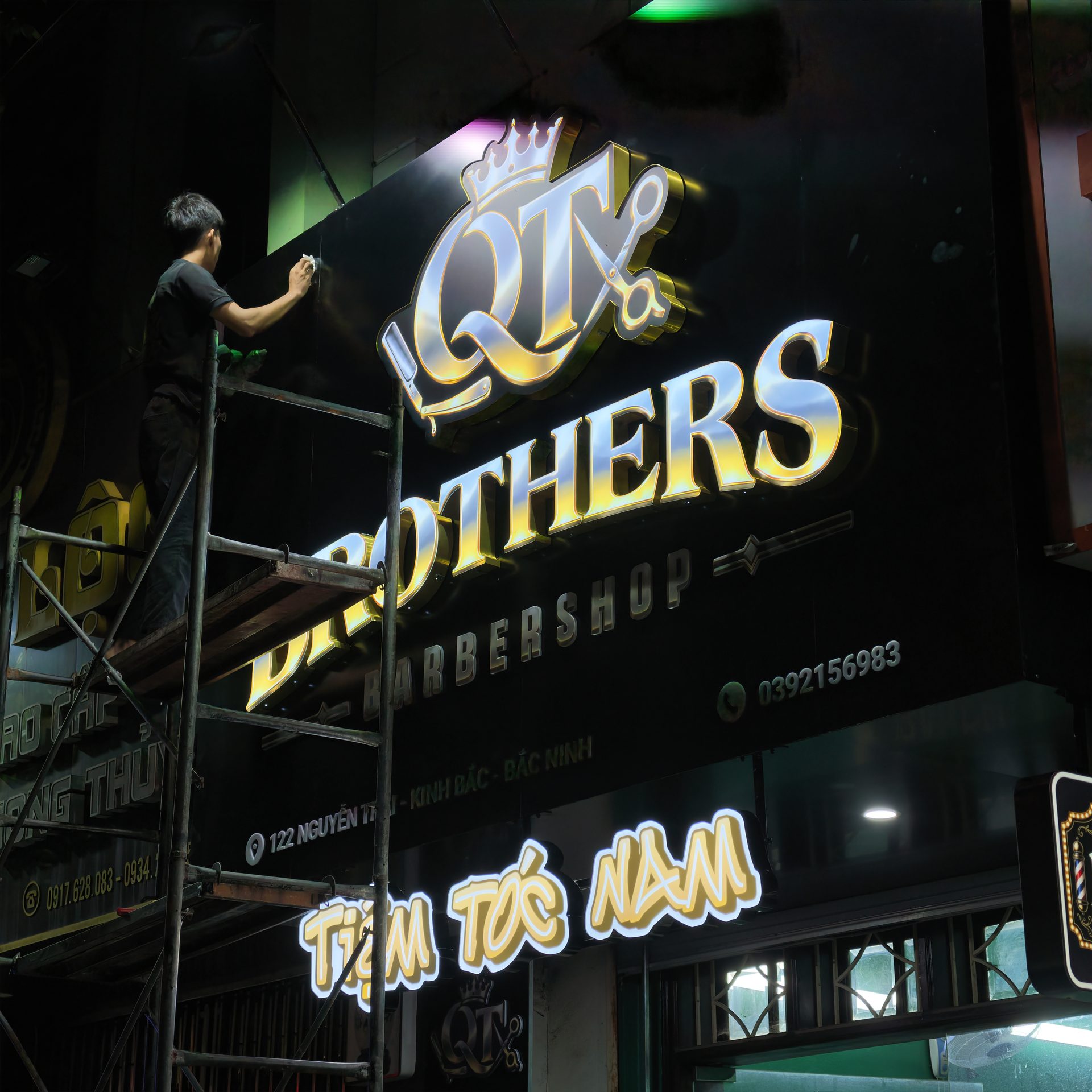Biển hiệu barbershop tại Bắc Ninh cho QT Brothers Barbershop 5 Thợ hoàn thiện biển hiệu QT Brothers Barbershop tại công trình
