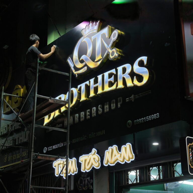 Biển hiệu barbershop tại Bắc Ninh cho QT Brothers Barbershop 9 bien hieu barbershop bac ninh qt brothers tho lap dat 1