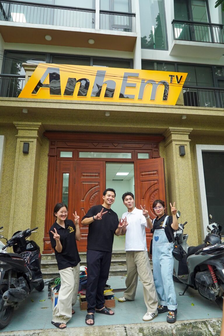 Thi công biển hiệu công ty AnhEm TV tại mặt tiền 19 Làm biển hiệu công ty