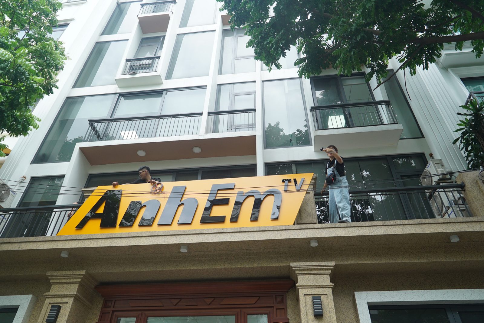 Thi công biển hiệu công ty AnhEm TV tại mặt tiền 5 Biển hiệu AnhEm TV tại khu vực cửa vào