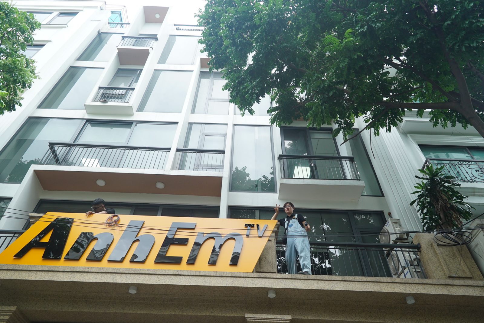 Thi công biển hiệu công ty AnhEm TV tại mặt tiền 6 Biển hiệu công ty AnhEm TV nhìn từ góc chéo