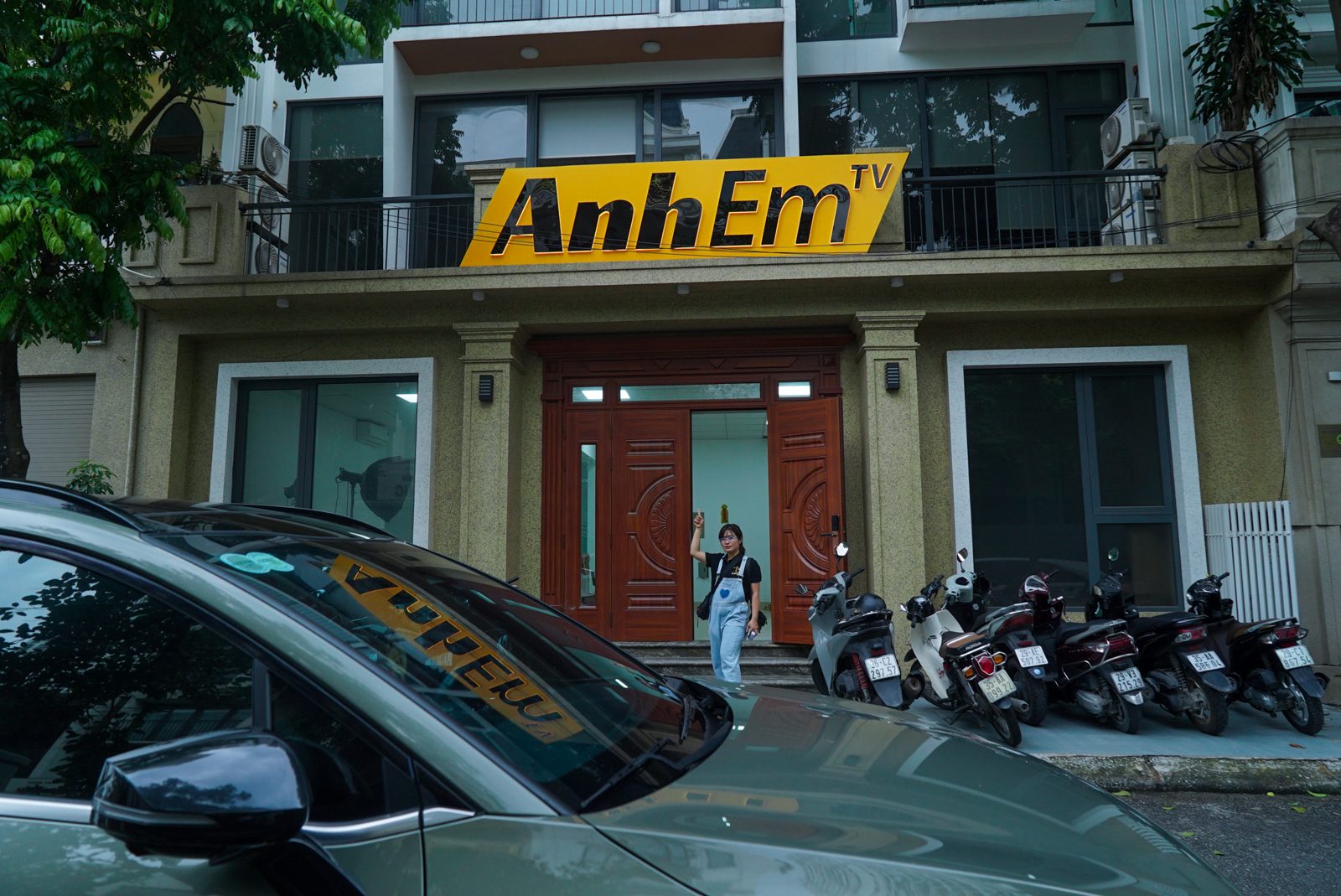 Thi công biển hiệu công ty AnhEm TV tại mặt tiền 8 Mặt tiền có biển AnhEm TV sau khi hoàn thiện