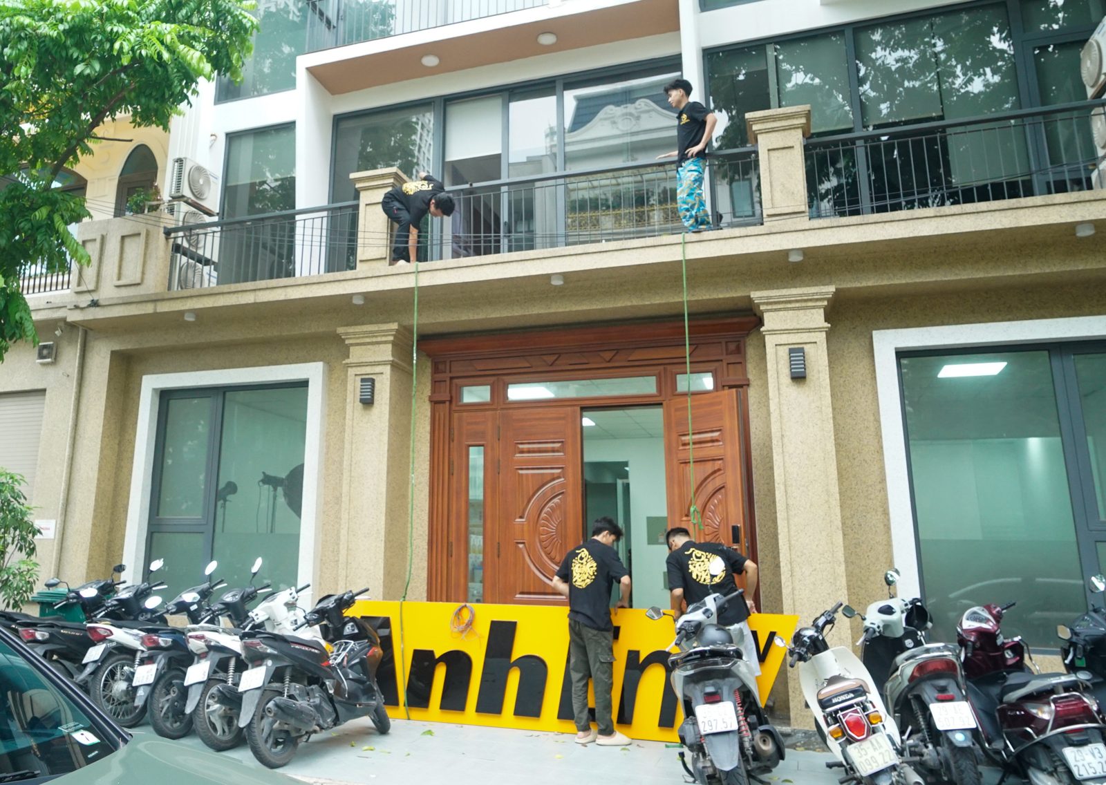 Thi công biển hiệu công ty AnhEm TV tại mặt tiền 10 Tên AnhEm TV trên mặt tiền từ góc quan sát ngang