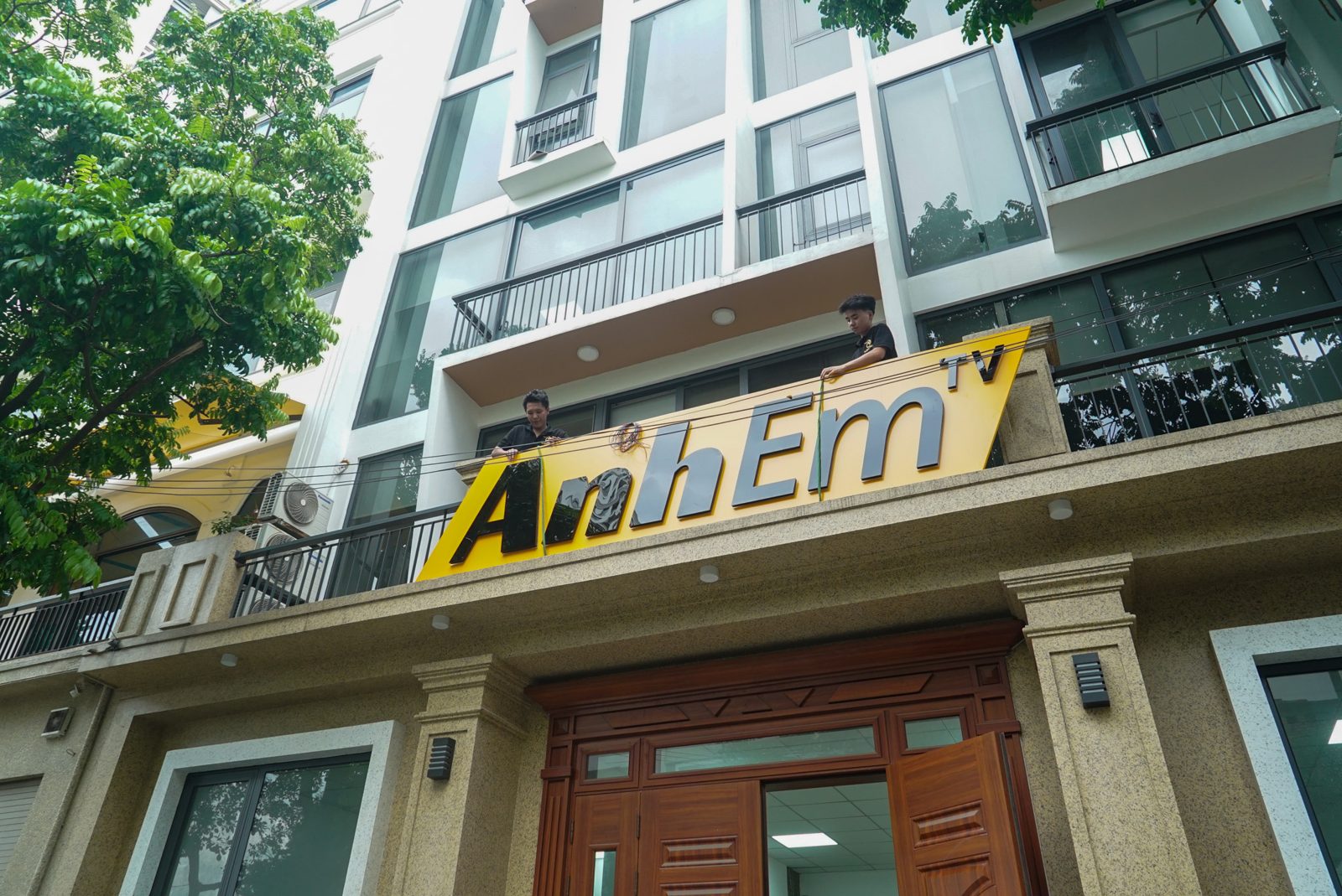 Thi công biển hiệu công ty AnhEm TV tại mặt tiền 12 Không gian mặt tiền với biển AnhEm TV