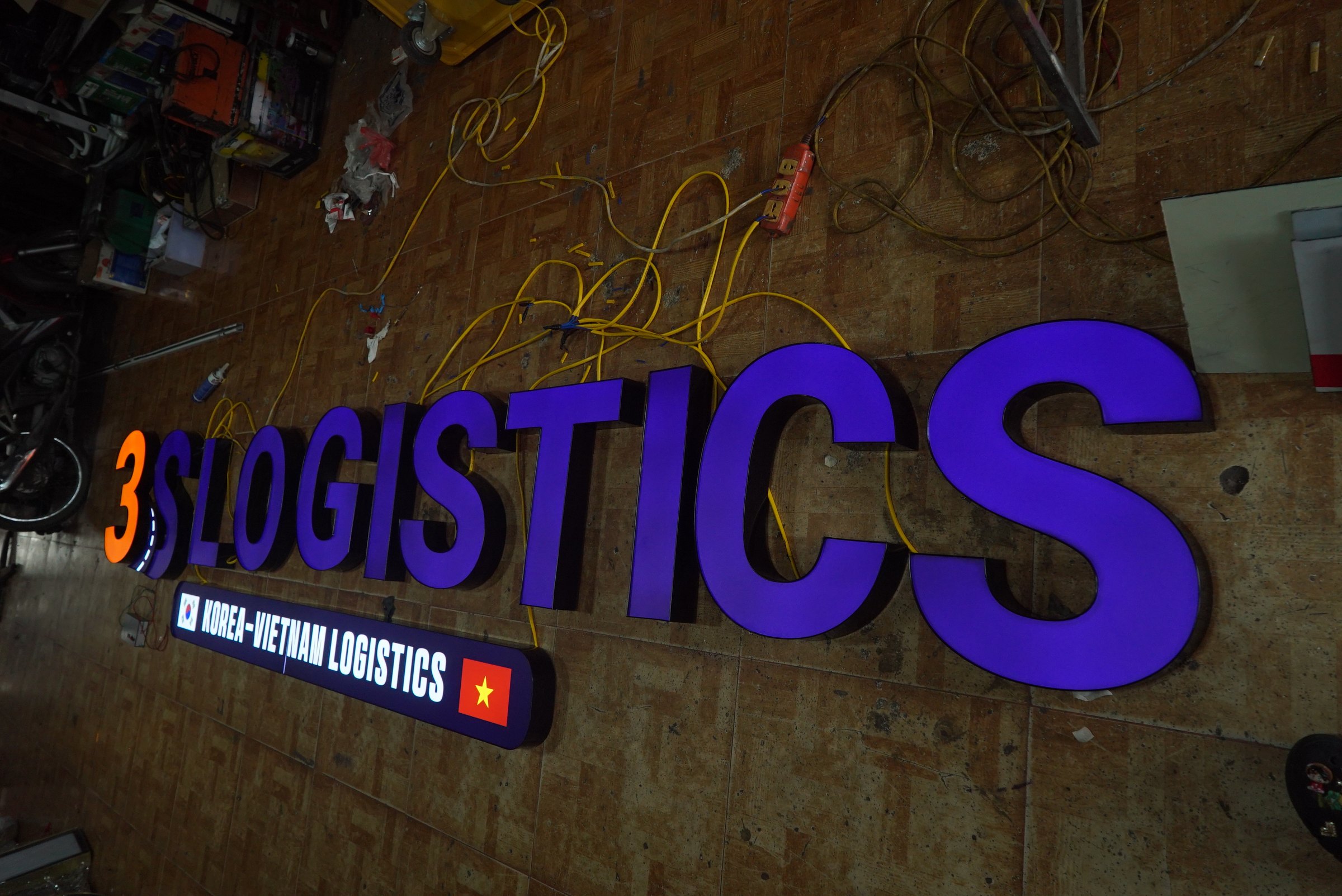 Biển Hiệu Công Ty Logistics 3S Logistics: Bộ Chữ Nổi Cho Tuyến Hàn Quốc - Việt Nam 3 Chữ nổi LOGISTICS trên biển hiệu 3S Logistics