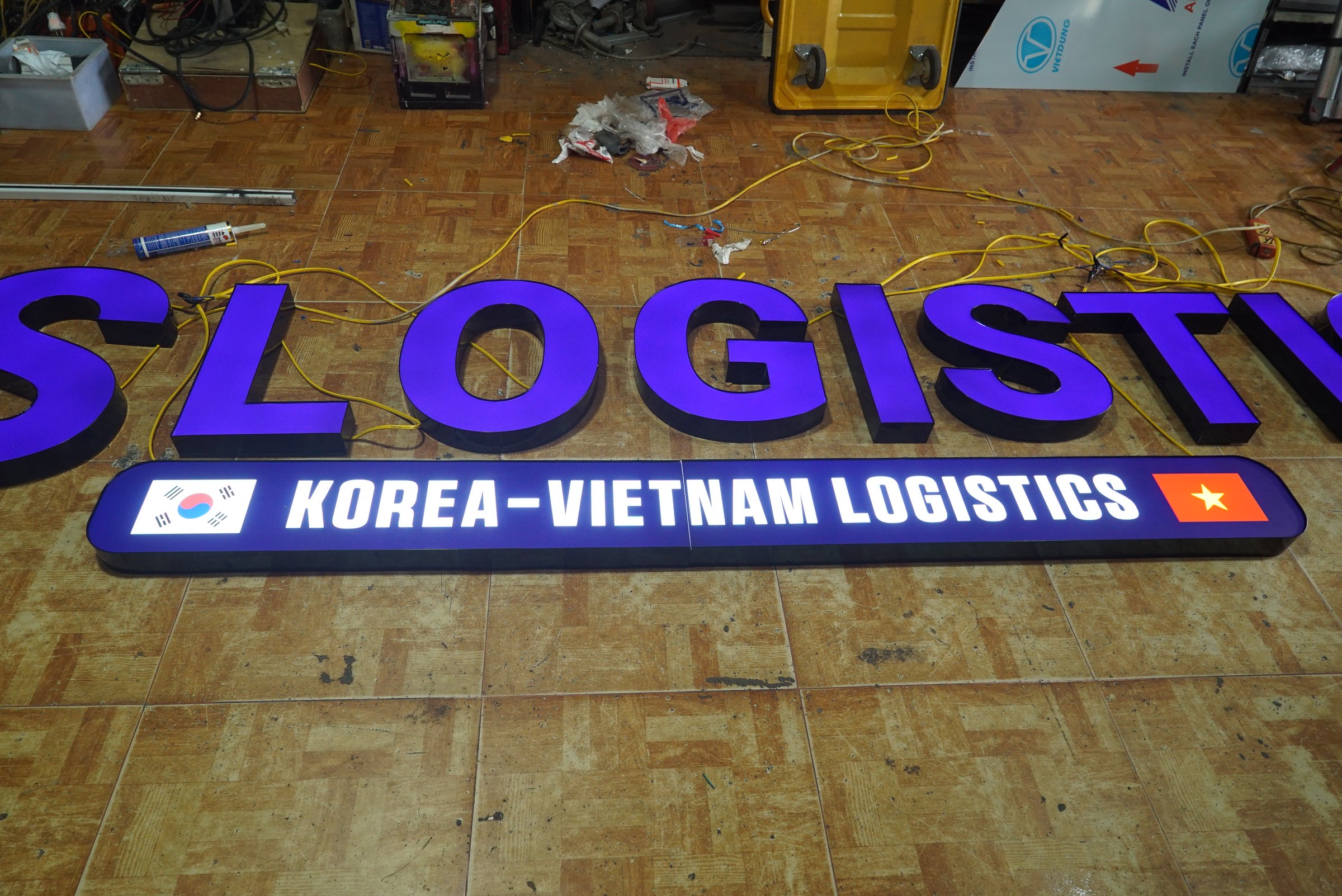 Biển Hiệu Công Ty Logistics 3S Logistics: Bộ Chữ Nổi Cho Tuyến Hàn Quốc - Việt Nam 4 Dòng Korea Vietnam Logistics và cờ Việt Nam Hàn Quốc trên biển 3S Logistics