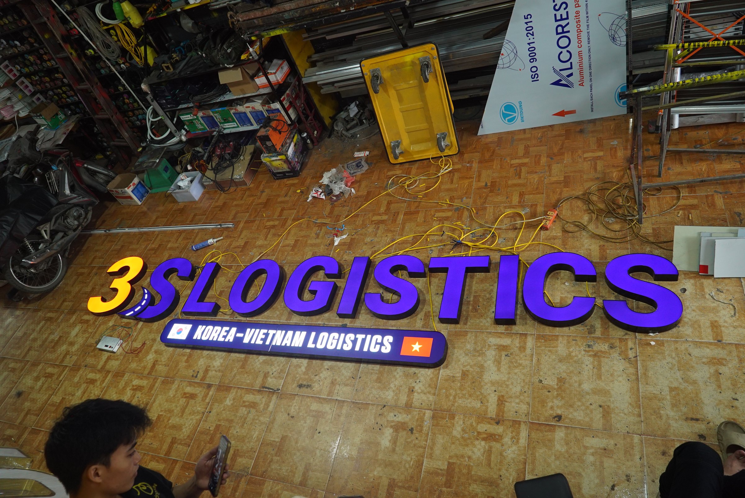 Biển Hiệu Công Ty Logistics 3S Logistics: Bộ Chữ Nổi Cho Tuyến Hàn Quốc - Việt Nam 7 Biển hiệu 3S Logistics hoàn thiện trong khu vực xưởng