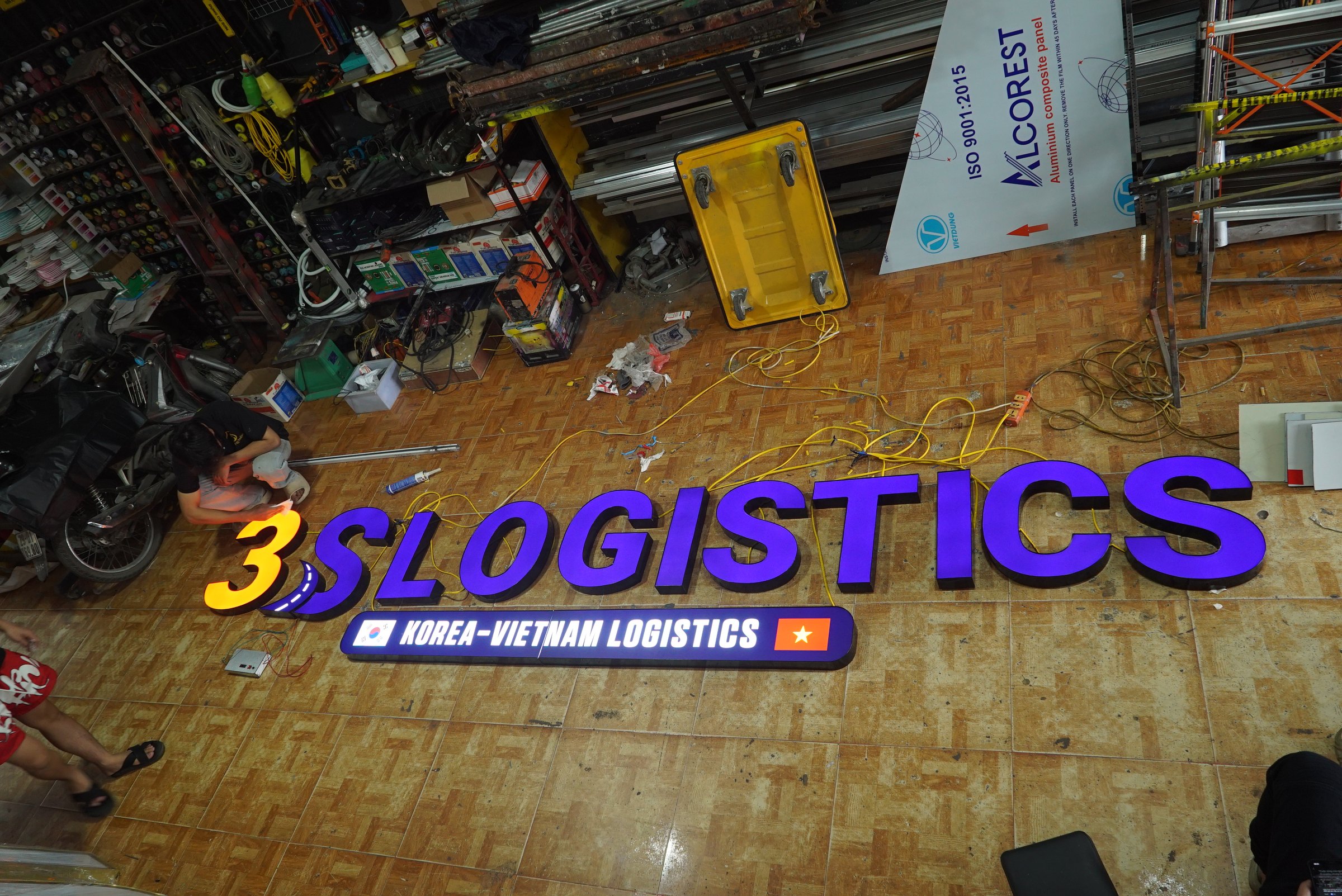 Biển Hiệu Công Ty Logistics 3S Logistics: Bộ Chữ Nổi Cho Tuyến Hàn Quốc - Việt Nam 8 Biển hiệu công ty logistics 3S Logistics khi thử sáng tại xưởng