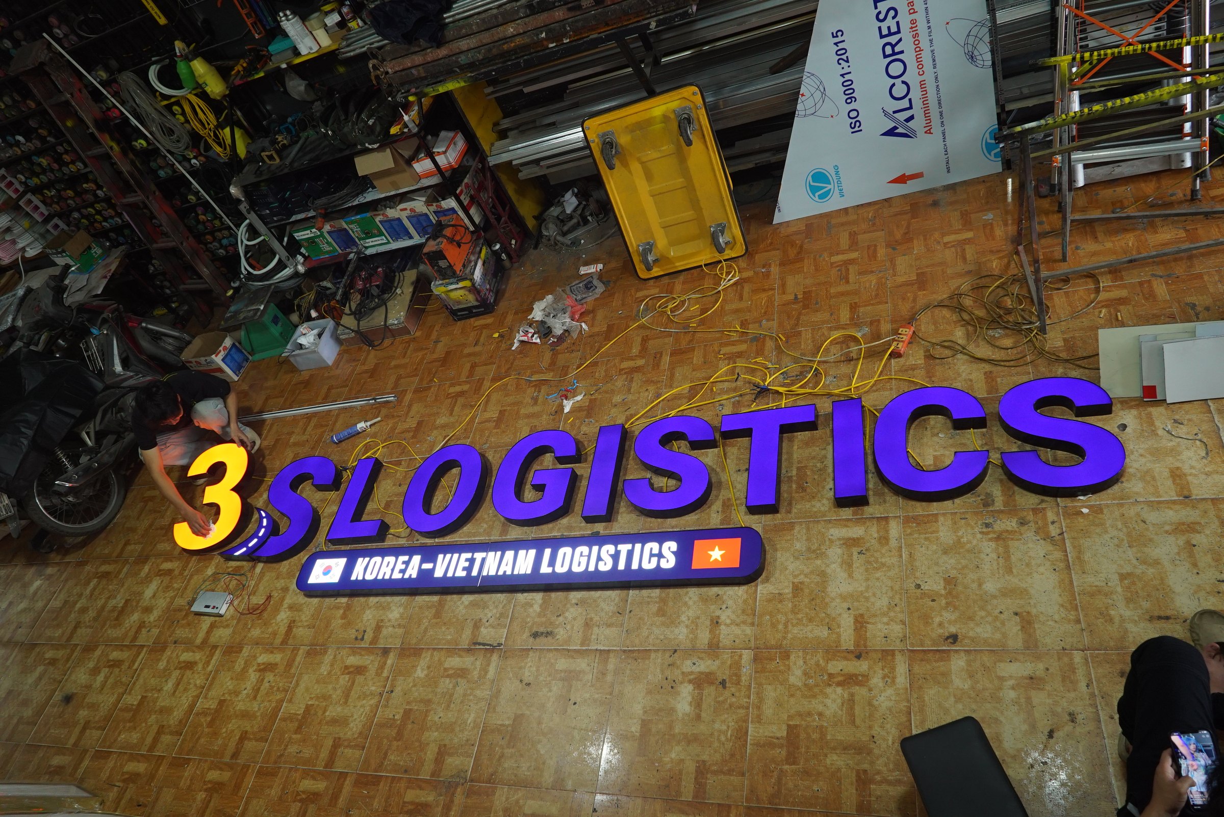 Biển Hiệu Công Ty Logistics 3S Logistics: Bộ Chữ Nổi Cho Tuyến Hàn Quốc - Việt Nam 9 Bộ chữ nổi biển hiệu 3S Logistics phát sáng tại xưởng