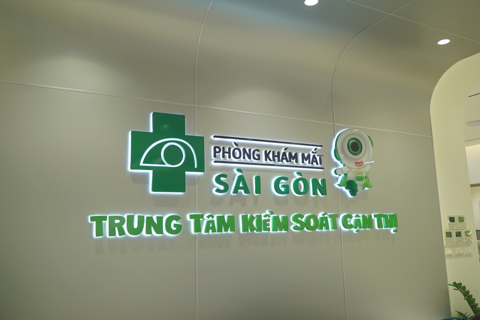 Biển hiệu phòng khám mắt Sài Gòn tại khu vực bên trong