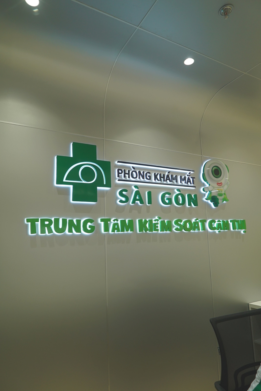 Logo và tên Phòng Khám Mắt Sài Gòn trên tường