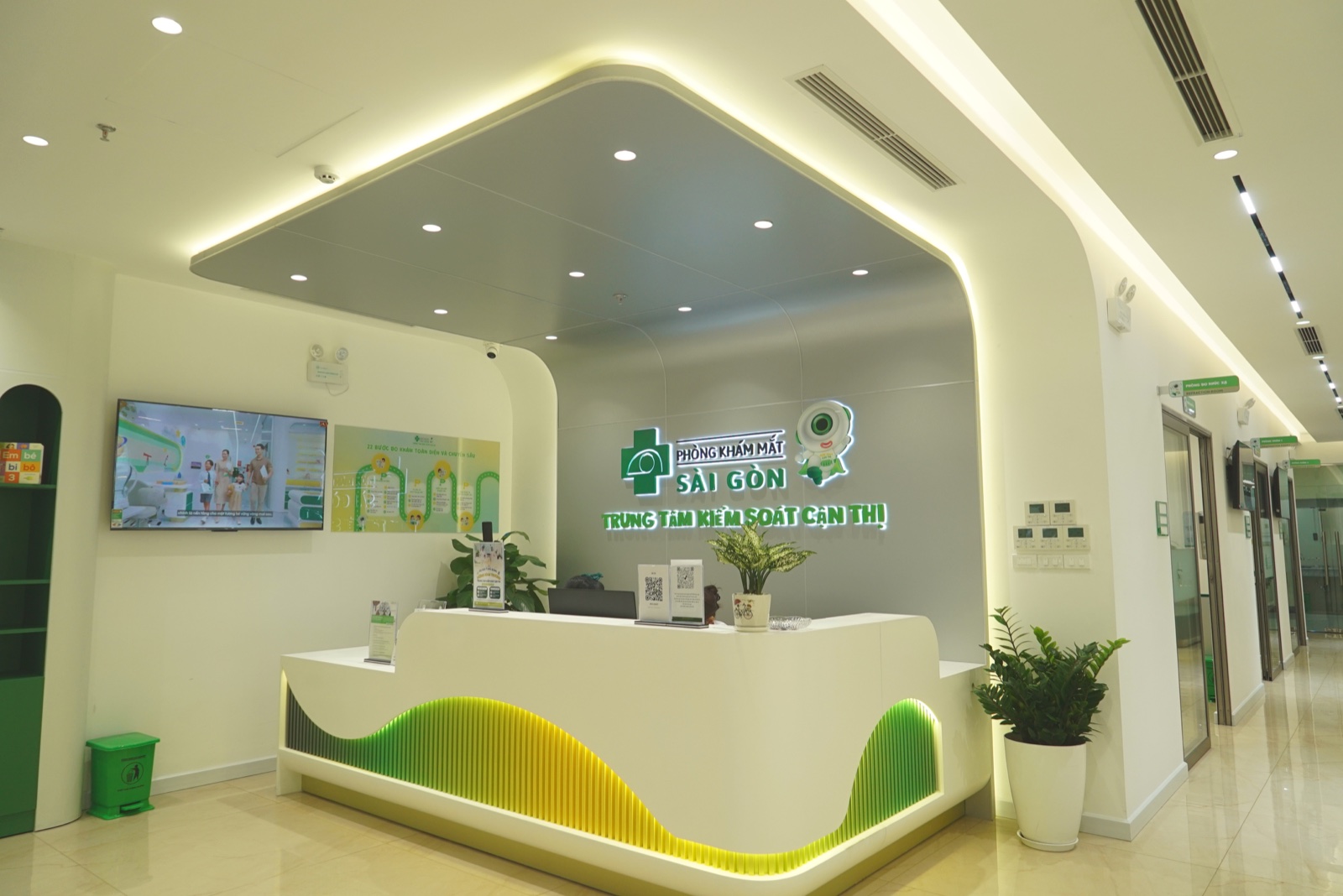 Quầy tiếp đón và logo Phòng Khám Mắt Sài Gòn