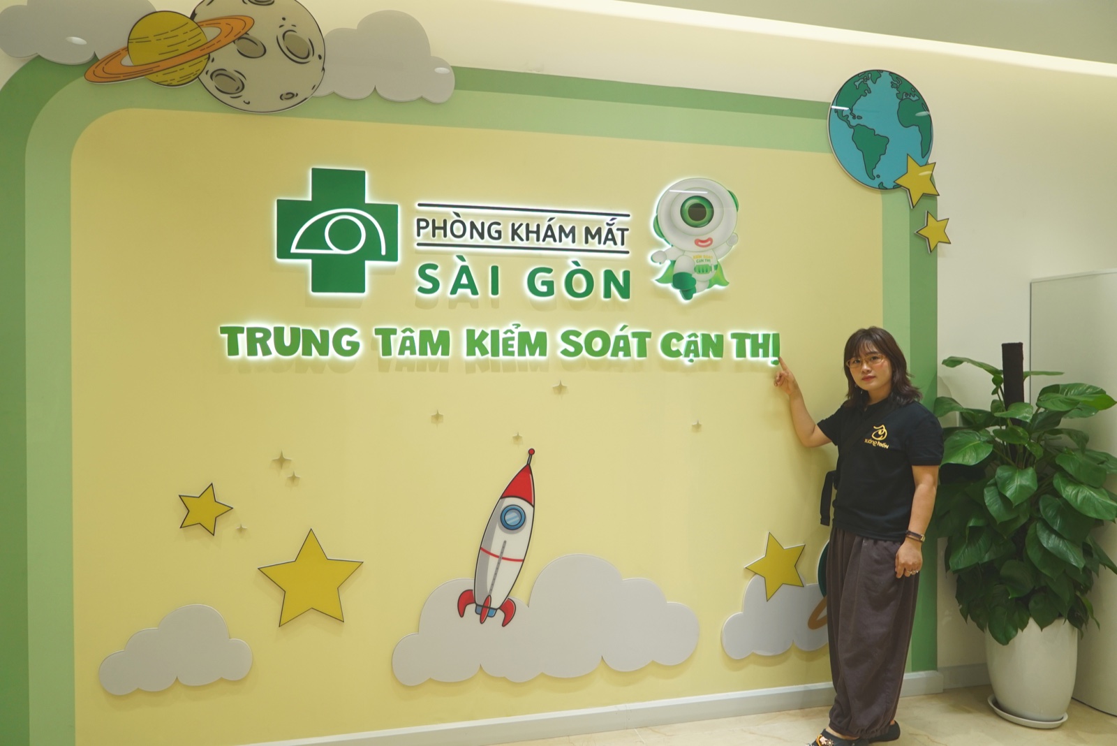Mảng tường có logo Phòng Khám Mắt Sài Gòn