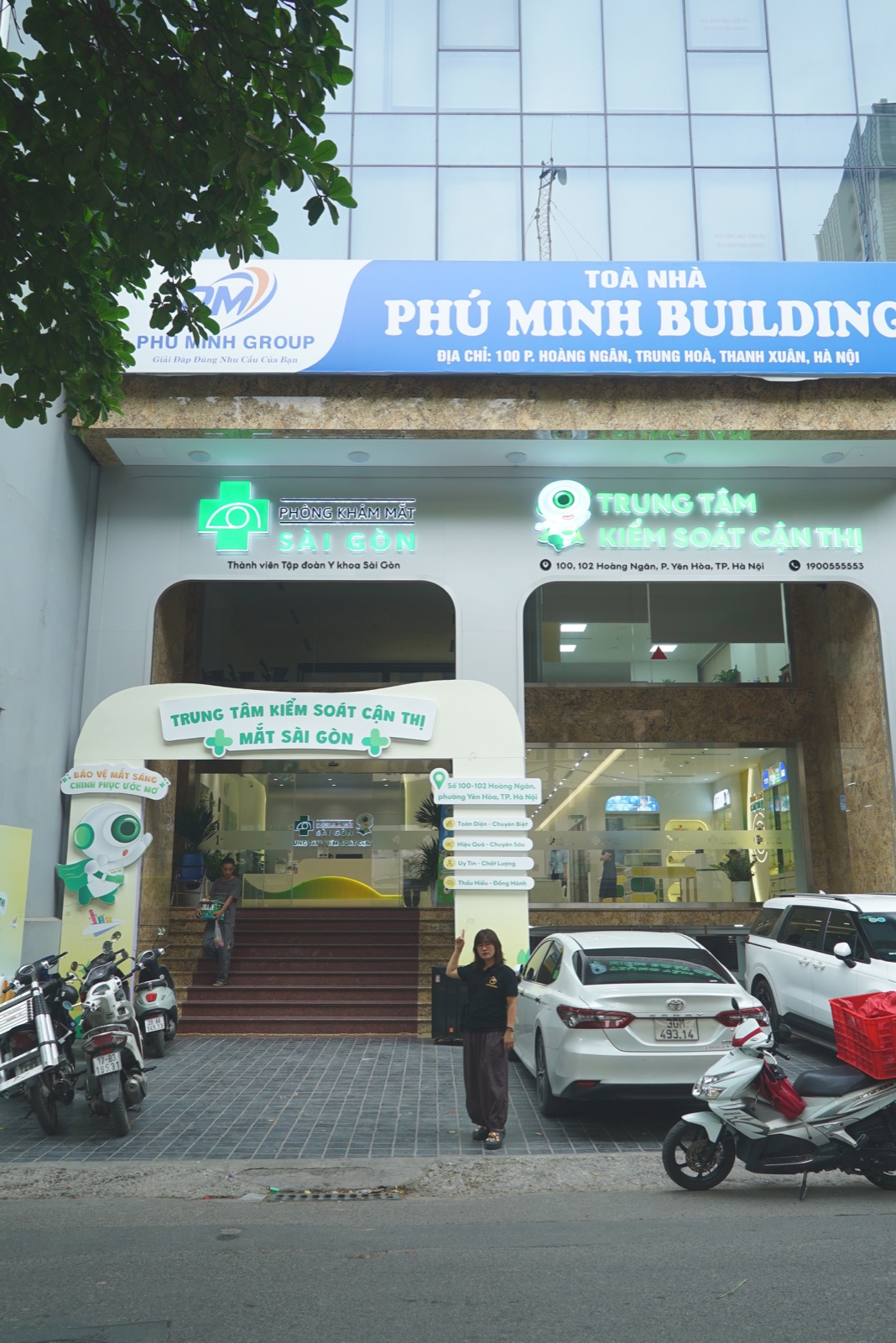 Mặt tiền Phòng Khám Mắt Sài Gòn nhìn từ ngoài đường