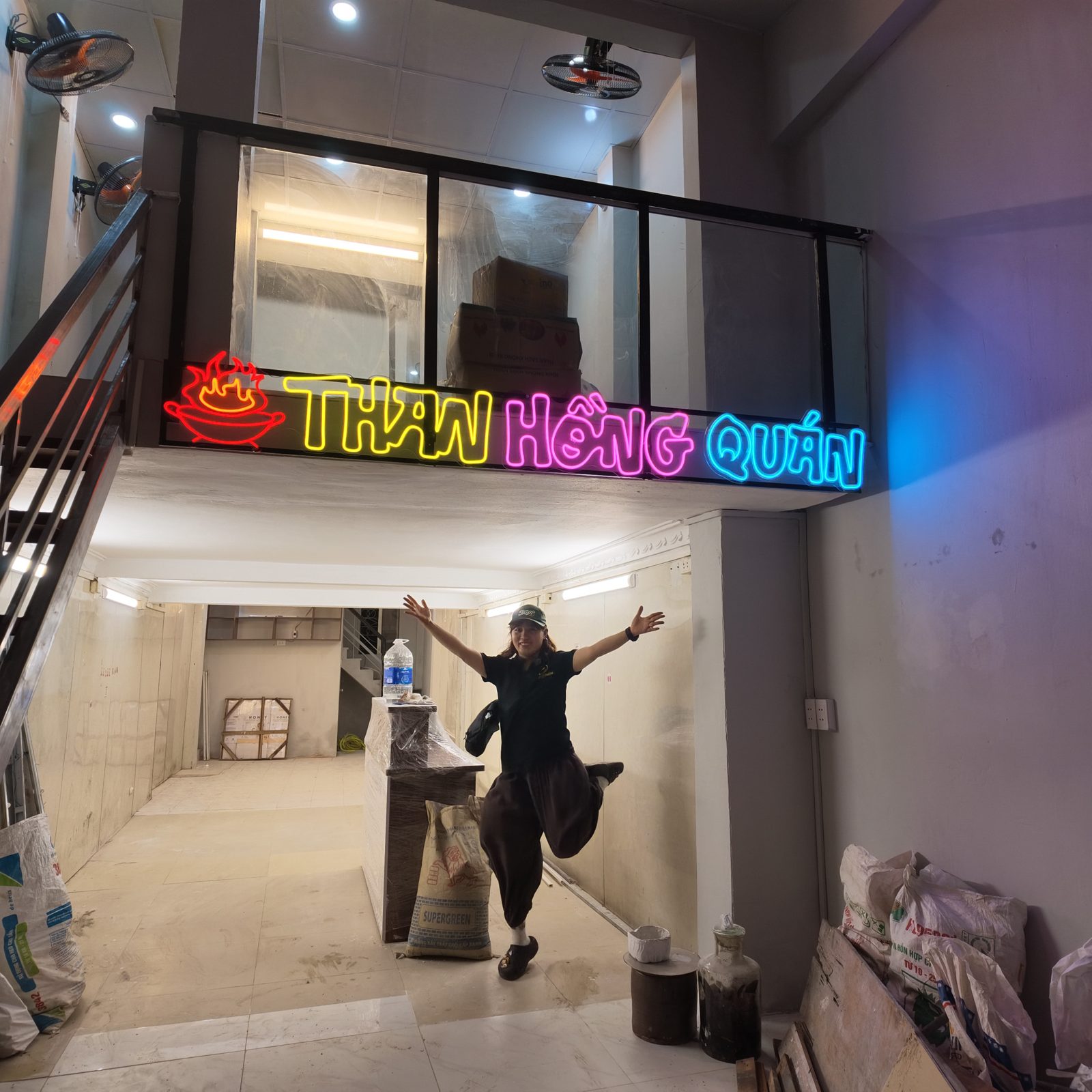 Thi công biển hiệu quán nướng Than Hồng Quán 1 Biển hiệu quán nướng Than Hồng Quán trong không gian bên trong